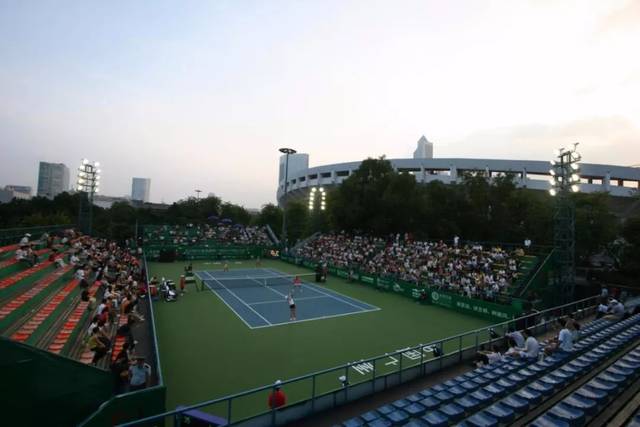 上台而引发 上台而引发